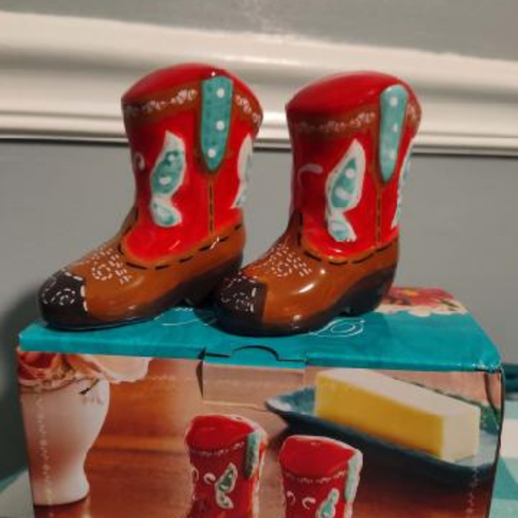 2022 🌺 New The Pioneer Woman Cowgirl Boots Salt & Pepper Shakers - Picture 4 of 7
